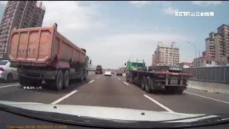 國道遭砂石車包夾　木棍飛落險害翻車