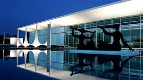 巴西週刊11日報導，總統泰梅爾（Michel Temer）抱怨他的豪華總統官邸氛圍怪異，甚至懷疑鬧鬼，讓他匆匆搬回先前居住的副總統官邸。（圖取自維基共享資源，作者Thum_Fel，CC BY-SA 3.0）