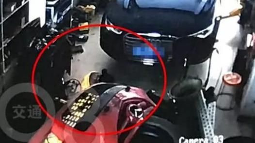只花30秒！女子溜修車行生小孩落跑