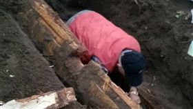 新北,金山第一公墓,墳墓,盜墓賊,遺骨,戒指,偷竊,侵犯墳墓屍體罪,報應
圖/翻攝自臉書https://www.facebook.com/photo.php?fbid=1305876286165175&set=a.371081486311331.88396.100002284491838&type=3&theater