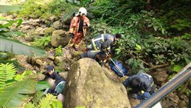 2噸落石壓腳 女子被救出送醫／中央社