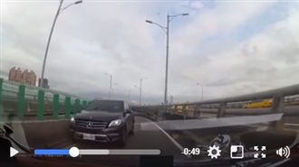 三寶揪團出遊？駕車連遇2台逆向傻眼