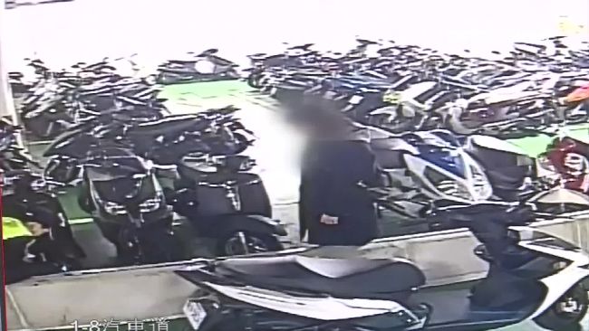 鎖車鎖到「隔壁」機車　苦主無奈報警