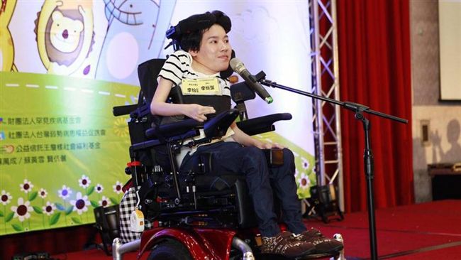 漸凍人李怡潔不服輸　出書揭黑暗人生