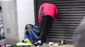 Spice,心跳加速,嘔吐,顛顯,精神異常,英國,慈善團體,Lifeshare.遊民.曼徹斯特,中國,大陸,印度　圖／翻攝自每日郵報https://goo.gl/wjMm5l