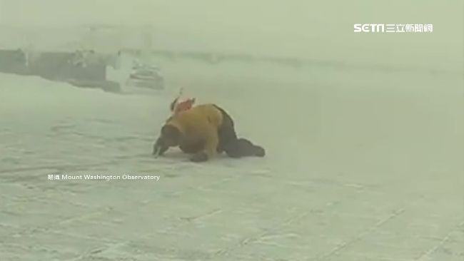 玩命測風速！美觀測員倒退嚕一秒倒地