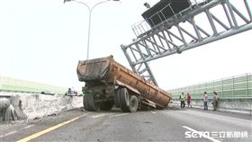 砂石車在台74快速道路撞斷門架