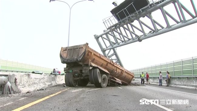 砂石車撞垮門架　駕駛恐賠150萬