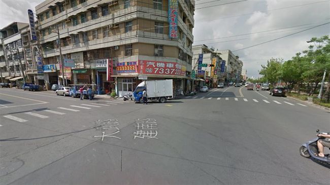 阿婆撿豆好危險　8國中生闖車陣相救