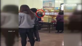 婦人不滿供品被擋　在寺廟失控飆國罵