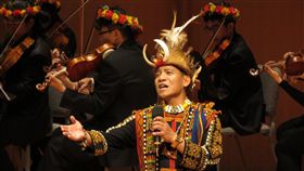 排灣族名聲樂家胡待明　讓愛擁抱視障家庭