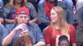 KISS CAM
圖翻攝自YOUTUBE
https://www.youtube.com/watch?v=ylN1YNuq390