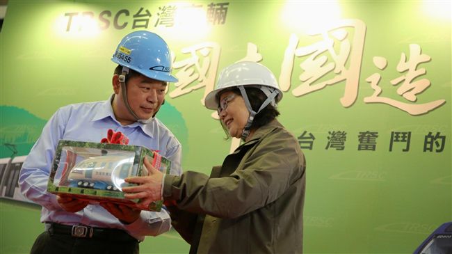 發展國車國造　蔡英文參訪台車公司