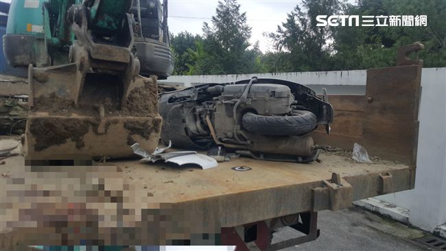 機車追撞大卡車　女童身亡父母命危