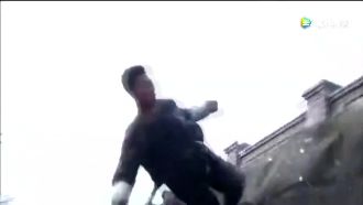 陸劇無極限！小兵輕鬆跳過5公尺高牆