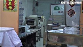 八德路一間饅頭店的吳姓女店員，操作壓麵機時手指不慎遭捲入，索幸經警消救出後僅有骨折現象（翻攝畫面）