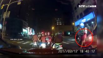 救護車急送醫　機車婦不甩鳴笛不讓路