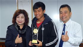 高中生救人急先鋒 母憂：下個銅像是你
基隆市議會議長宋瑋莉（左）13日到基隆高中表揚在火
車站救人的學生。跳下軌道救人的張博崴（中）說，媽
媽看到新聞擔心唸他「下一個銅像就是你。」但他從不
後悔，日後仍會依能力救人。
（議長辦公室提供）
中央社記者黃旭昇基隆市傳真 106年3月13日