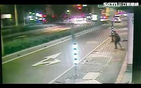 精障男撿石頭丟馬路辯稱只是好玩。