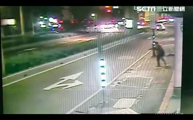 精障男往馬路丟石頭　害警察犁田