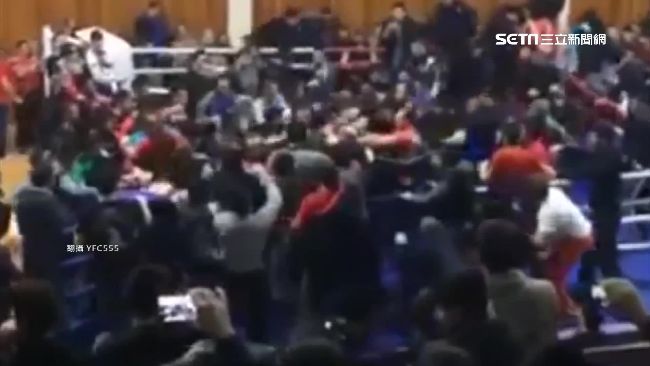 看不爽自己上！格鬥擂台成觀眾大亂鬥