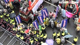 劉男從南部北上參加年金改革抗議活動，躲在宣傳車後丟擲煙霧罐仍被查出後送辦（翻攝畫面）