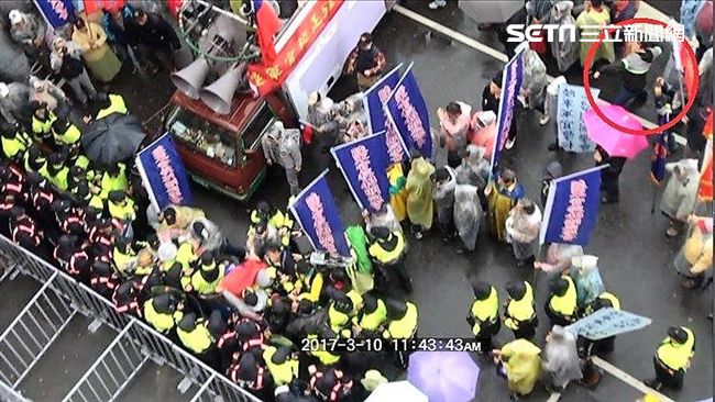 抗議年改包圍立院　男躲車後丟煙霧罐