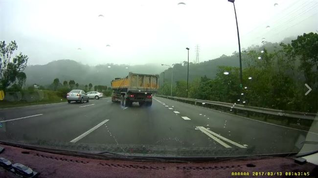 目擊車禍PO網　網友失焦「穴穴」裡