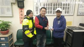 何男拾獲2萬元現金交付給警方，廖姓女警重回現場尋找失主，順利找到遺失養家費的游姓汽修工（翻攝畫面）