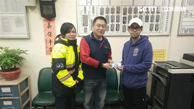 汽修工弄丟養家費　正妹女警幫尋回
