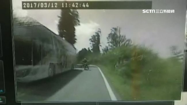 轉彎視角盲區超車　騎士對撞公車噴飛