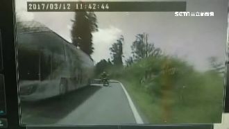 轉彎視角盲區超車　騎士對撞公車噴飛