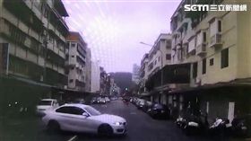 游男在民權東路六段巷內準備迴轉時，遭到高速行駛的拖吊車追撞，再撞進一旁的貿易公司（翻攝畫面）