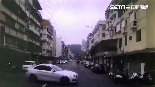拖吊車煞不住　BMW巷內迴轉挨撞