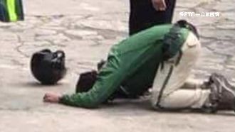 下跪宅配員打工養自己　校方感到不捨