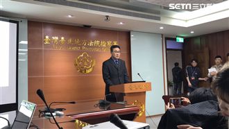 馬邊聽報告邊畫重點　成起訴關鍵