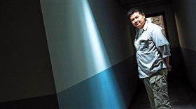 李惠仁出身電視台攝影記者，2008年下定決心辭職，開始不一般的獨立紀錄片拍攝之路。
