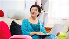 程如晞不出生在網路世代，但不管走到哪，電腦跟網路都是她的必需品。