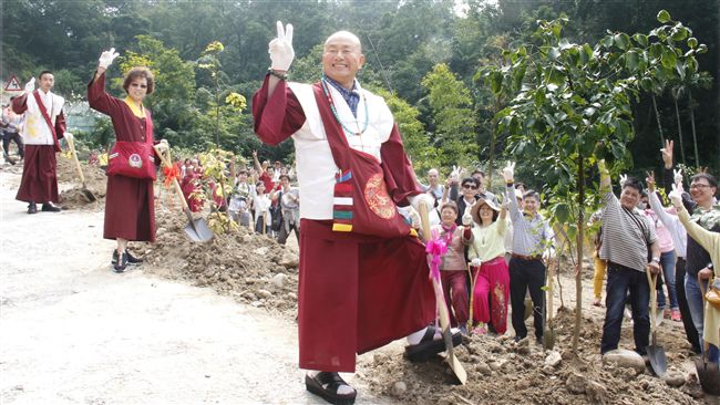 蓮生活佛倡環保　植樹贈苗愛地球