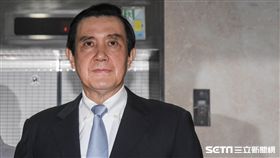 前總統馬英九經過七個半小時偵訊，離開地檢署。　圖／記者林敬旻攝