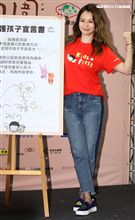 徐若瑄擔任家扶的兒童保護代言人，呼籲拯救受虐兒童「愛自己、愛家人、建立健康家庭」。（記者邱榮吉/攝影）