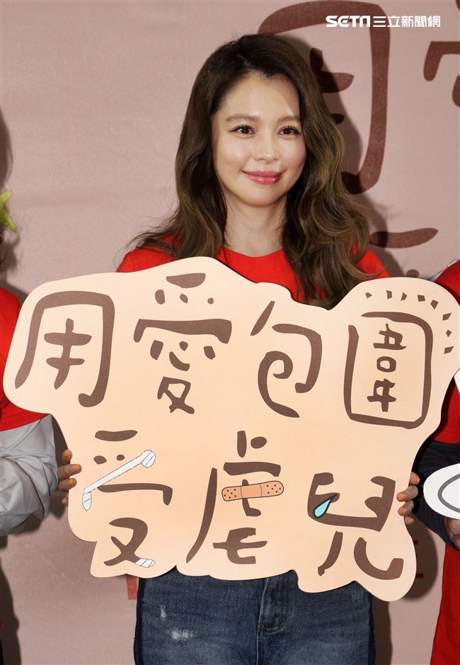 徐若瑄擔任家扶的兒童保護代言人，呼籲拯救受虐兒童「愛自己、愛家人、建立健康家庭」。（記者邱榮吉/攝影）