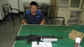 蘇清泉服務處遭槍擊 警逮射擊者（3）
國民黨屏東縣黨部主委蘇清泉東港服務處玻璃12日遭到
BB彈射擊（圖），鄭姓嫌疑人向警方投案，警方初步調
查，與政治無關。
（東港警方提供）
中央社記者郭芷瑄傳真 106年3月14日