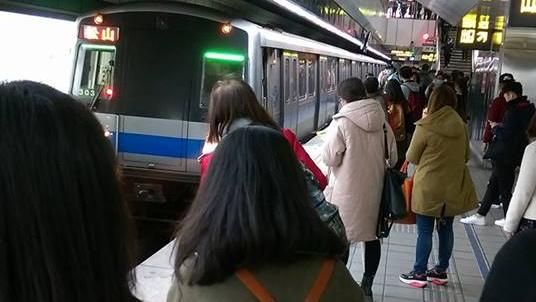 捷運台電大樓站民眾落軌！已救起無礙