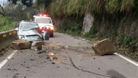 泰安溫泉區道路落石砸車 女駕駛送醫
苗栗縣通往泰安溫泉區的苗62線道路5公里路段，14日傳出落石砸車意外，一名女駕駛左前臂骨折、額頭、右腳撕裂傷送醫。(苗栗縣消防局提供)
中央社記者管瑞平傳真 106年3月14日