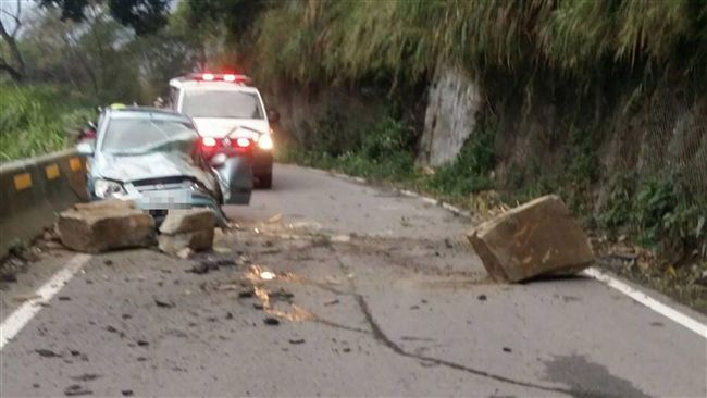 苗栗泰安溫泉區落石砸車　女駕駛送醫