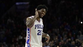 ▲Embiid：蕾哈娜，我愛妳！（圖／美聯社／達志影像）