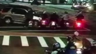 A柱擋視線　休旅車撞飛待轉區5機車