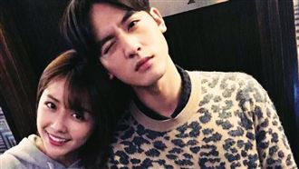 邵雨薇靠肩放閃　2情人節都和小樂過