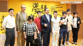 昨晚摔落捷運台電大樓站軌道的視障女子廖翊婷，除了是彈唱團體的街頭藝人外，還接受新北市勞工局委託拍攝紀錄片（翻攝自臉書）